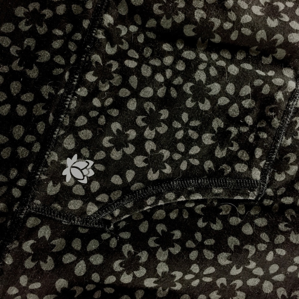 Mind Body Soul Women's Pullover Shirt Size Medium Kangaroo Pocket Black Floral - Picture 6 of 8